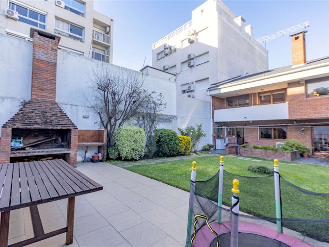 Venta Casa Puerto del Buceo 5 Dormitorios 4 Baños Garaje para 4 autos Fondo Verde de 200 mts con parrillero